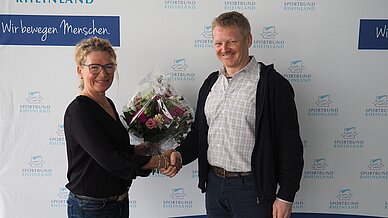 SBR-Geschäftsführer Martin Weinitschke gratuliert Sabine Urbatzka zu ihrem Dienstjubiläum.